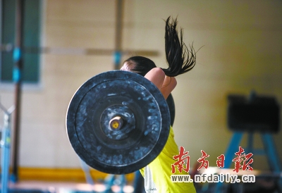 һ��Ů��������ϰץ����Ķ������ζ�����β���������ഺζ����